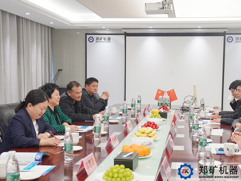 鄭州大學商學院黨委書記馮慧一行蒞臨鄭礦機器參觀調(diào)研！